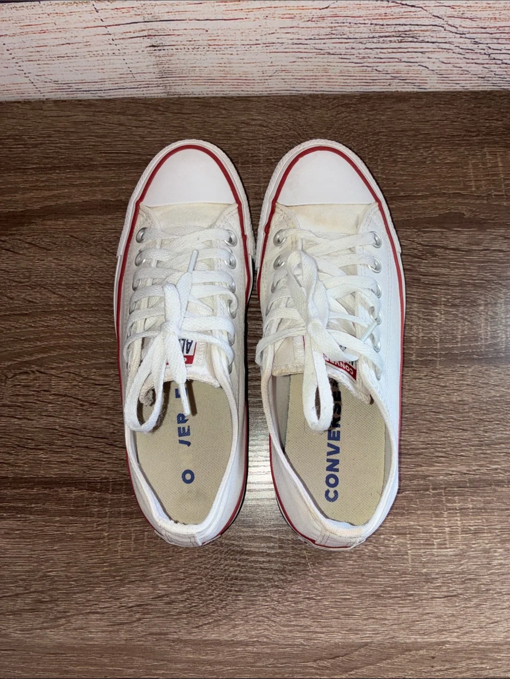 Pre Owned Women’s 7.5 M5.5 Converse White Low-Top Canvas Sneakers with Red Trim